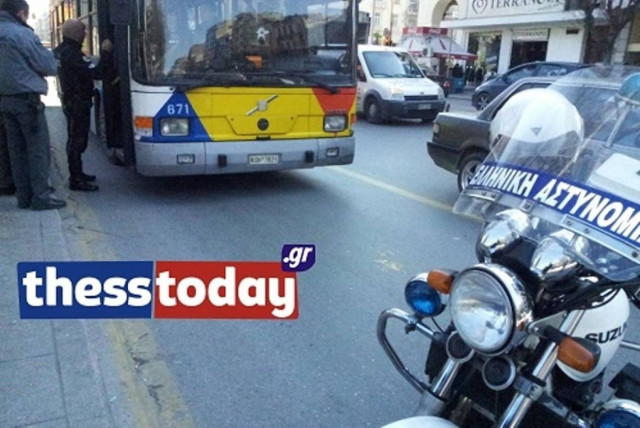 Απίστευτο: Την χτύπησε λεωφορείο και αυτή κοίταζε…