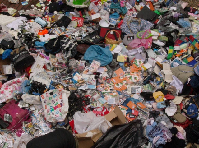 Πειραιάς: Στην «πυρά» μεγάλες ποσότητες λαθραίων αντικειμένων