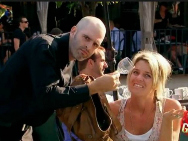 Βίντεο:Τι θα κάνατε αν ο σύντροφός σας έκλεβε ποτήρια από εστιατόριο;