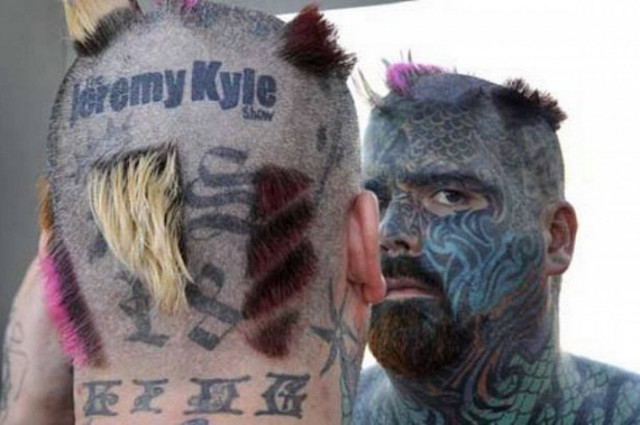 Έχει κάνει τατουάζ ακόμα και στο μάτι του - Δείτε πώς ήταν πριν (pics)