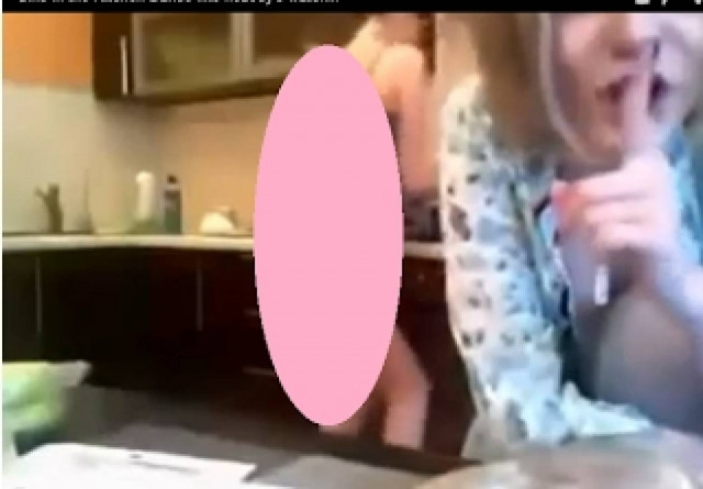 Βίντεο: Χόρευε ημίγuμνη και η φίλη την έκανε... διάσημη στο YouTube!