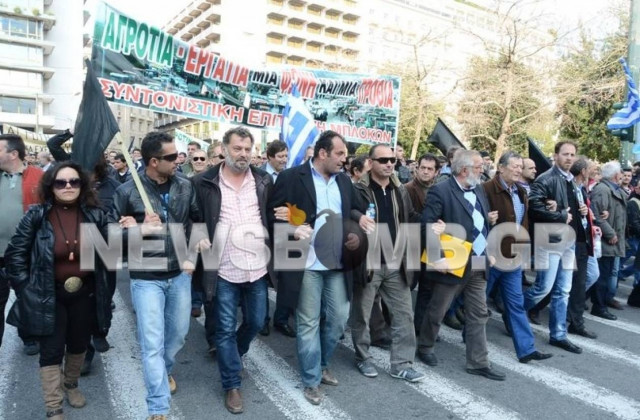 Έξω από τη Βουλή οι αγρότες (pics-vid)