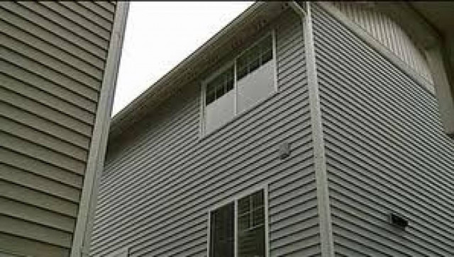 4χρονος έπεσε από τον τρίτο και γλύτωσε από θαύμα