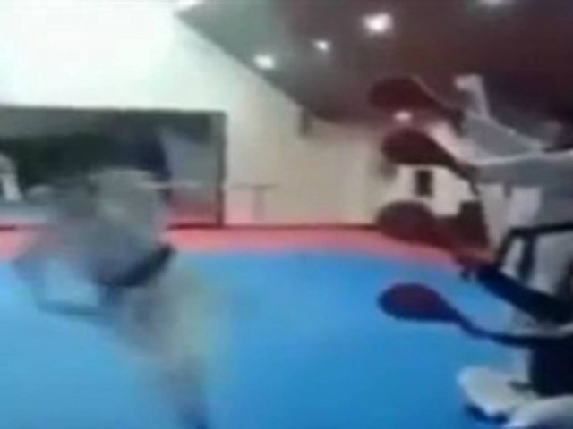 Βίντεο: Τετραπλή κλωτσιά με μία κίνηση