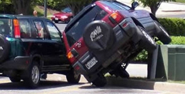 Δεν υπάρχουν: Τα χειρότερα παρκαρίσματα του κόσμου (pics)