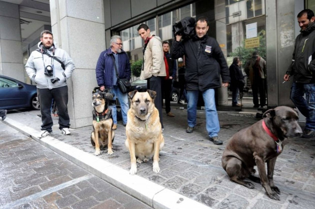 Η τρόικα τα βάζει με τον «Λουκάνικο»