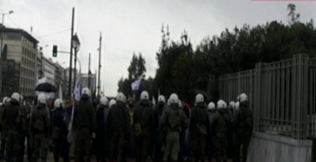 Διαμαρτυρήθηκαν έξω από το Μέγαρο Μουσικής