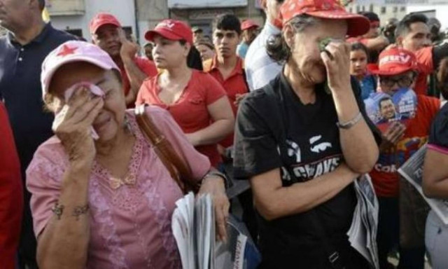 Στους δρόμους του Καράκας περιφέρεται η σορός του Τσάβες