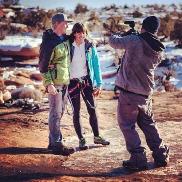 Απίστευτο: Έσπρωξε την κοπέλα του σε γκρεμό 120 μέτρων! (βίντεο)