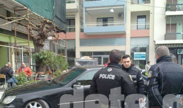 Παράτησε τη Mercedes, πήρε την ξανθιά και εξαφανίστηκε