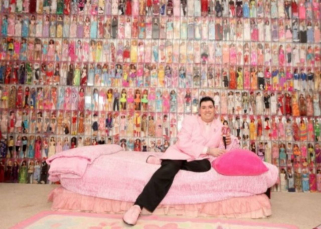 Είναι εθισμένος στις Μπάρμπι-Έχει ξοδέψει 80.000 δολ.για 2.000 κούκλες