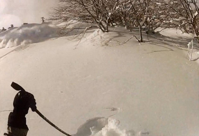 Δείτε πώς γλίτωσε σκιέρ από χιονοστιβάδα στη Βασιλίτσα!