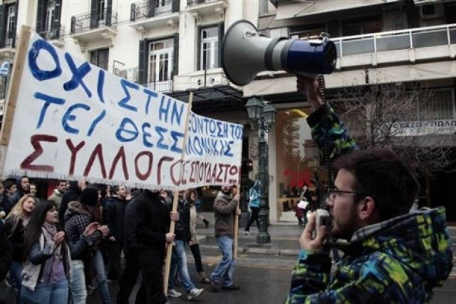 Σε εξέλιξη η πορεία φοιτητικών συλλόγων- Κλειστή η Πανεπιστημίου