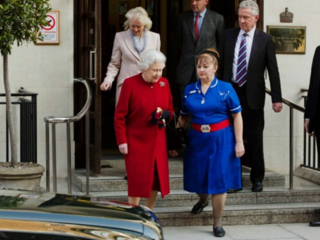 Σύμβολα της Μασονίας πλάι στην Βασίλισσα Ελισάβετ!