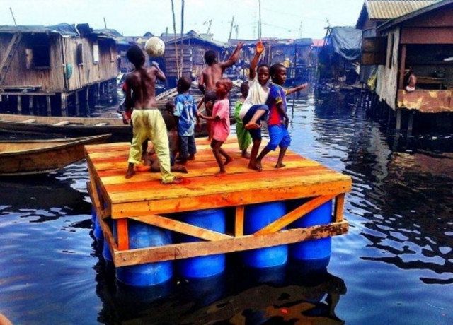 Αντιμετωπίζουν τις πλημμύρες χτίζοντας πλωτά σχολεία(pics)