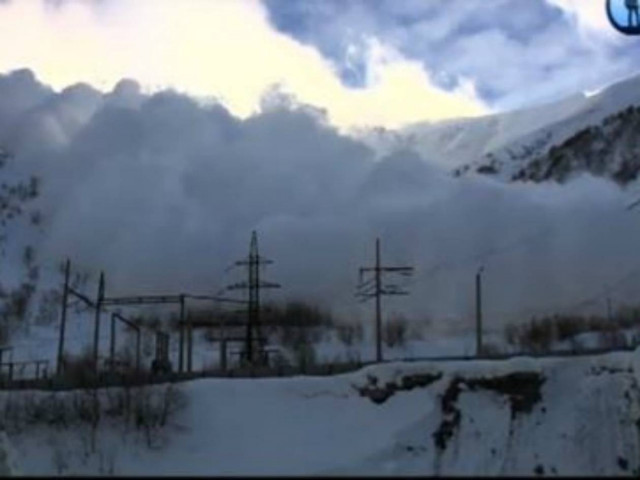 Απίστευτο βίντεο: Βιντεοσκοπούσε χιονοστιβάδα και τον πλάκωσε