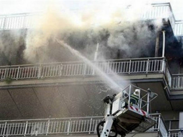 ΤΩΡΑ: Πανικός από φωτιά σε διαμέρισμα