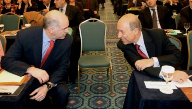 Ο «καθυστερημένος» Γιώργος και η χειραψία με τον Σημίτη