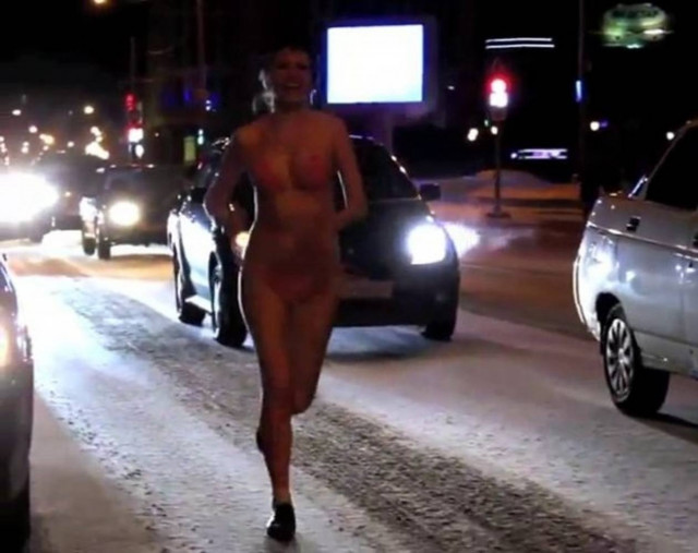 Γυναίκα έκανε τζόκινγκ φορώντας μπικίνι, σε... αυτοκινητόδρομο! (pics)