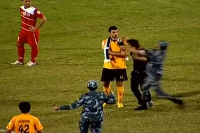 Απίστευτη εξουδετέρωση Σύριου οπαδού από στρατιώτη (Video)