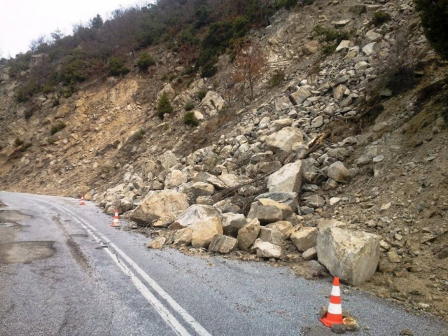 Βίντεο: Κατολισθήσεις σε ορεινό δρόμο της Ξάνθης