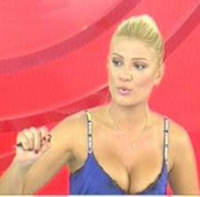 Δείτε τη Φαίη Σκορδά καστανή και με ανύπαρκτη φούστα!