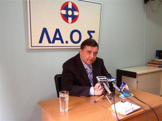 Η ταμπέλα έπεσε ...στο κεφάλι του Γ. Καρατζαφέρη! (video)