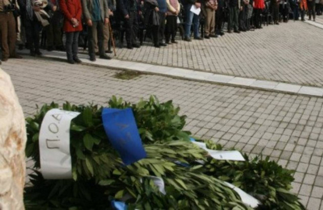 Δήμαρχος εμπόδισε βουλευτή της Χρυσής Αυγής να καταθέσει στεφάνι