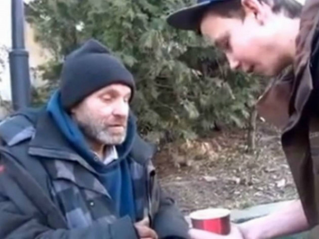 Το βίντεο που σαρώνει: Πιτσιρικάς φτιάχνει τη μέρα ενός άστεγου