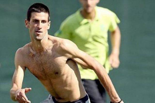 Ημίγυμνος... Τζόκοβιτς παίζει μπάλα!