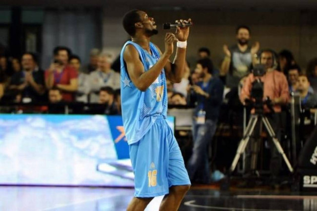 Δείτε τον Αμερικανό μπασκετμπολίστα να τραγουδάει... Κιάμο