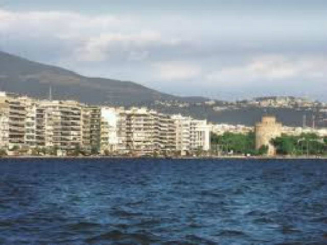 Πυκνός μαύρος καπνός κάλυψε τη Θεσσαλονίκη