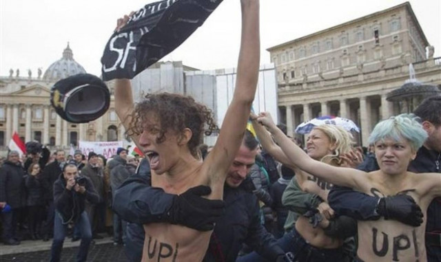 Γυμνόστηθη διαμαρτυρία στο Βατικανό