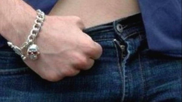 Τρόμος από επιδειξία έξω από σχολείο