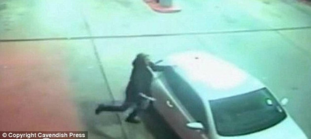 Βίντεο-ΣΟΚ: Επιτέθηκε με κυνηγετικό μαχαίρι σε περαστικούς