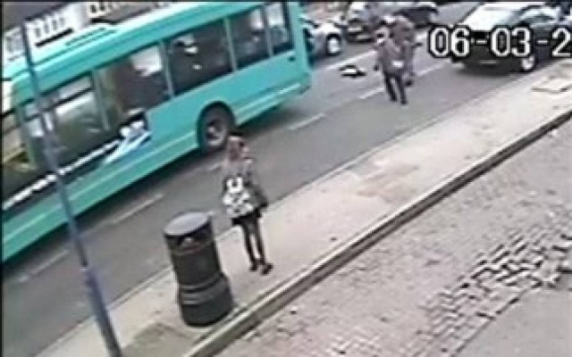 Βίντεο-ΣΟΚ: 12χρονη γλίτωσε από βέβαιο θάνατο δυο φορές!