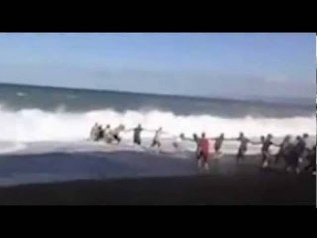 Απίστευτο βίντεο: Ανθρώπινη αλυσίδα για να σωθεί παιδί από πνιγμό!