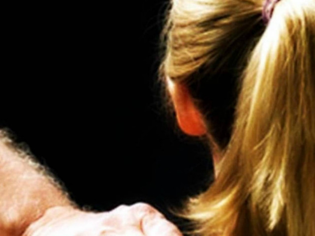 Καθηγητής την ακούμπησε στον ώμο και τον κατήγγειλε για παρενόχληση