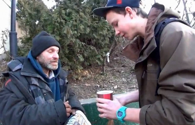 Απίστευτο βίντεο: Έκανε τον καφέ... κέρματα!