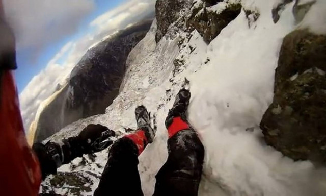 Βίντεο που παγώνει το αίμα: Κατέγραψε την πτώση του από βουνό