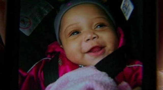 ΣΟΚ: Σκότωσαν βρέφος την ώρα που του άλλαζε πάνα ο πατέρας του!