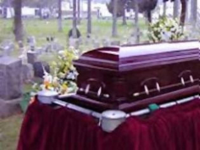 Πήγε να θάψει τη γυναίκα του και είδε στο φέρετρο μια άγνωστη!