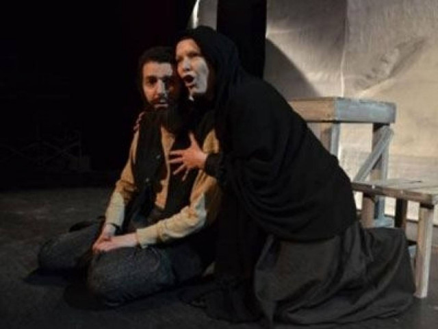 Θεατής ξυλοκόπησε ελληνίδα πρωταγωνίστρια την ώρα της παράστασης!