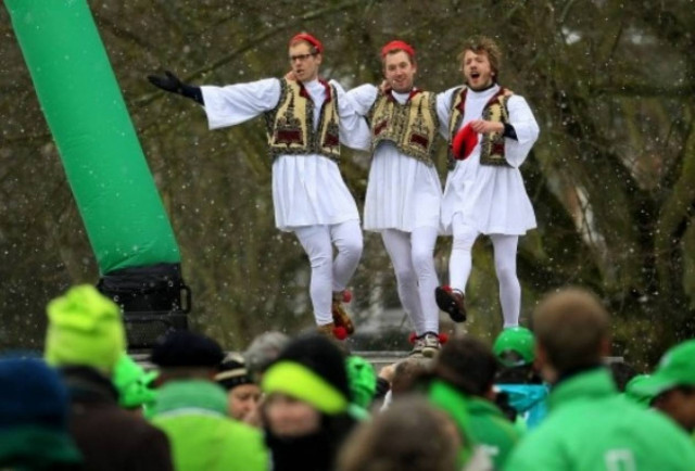 Ευρωπαίοι «Τσολιάδες» χόρεψαν συρτάκι έξω από τη Σύνοδο Κορυφής