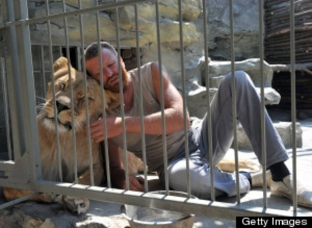 Απίστευτο: Ο άνδρας που θα μείνει 1 χρόνο στο κλουβί μαζί με...