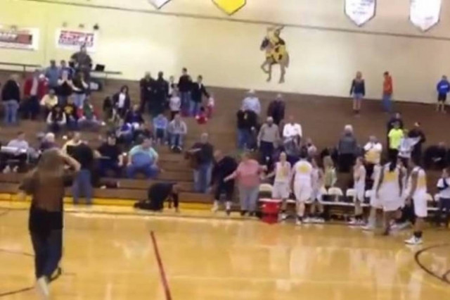 Πήγαν να μπουγελώσουν  τον προπονητή τους και...