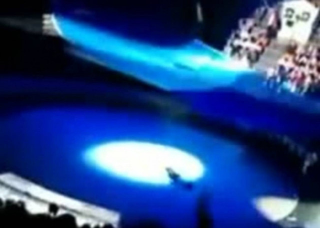 Βίντεο-ΣΟΚ: Aκροβάτης πέφτει και το δίχτυ ασφαλείας σκίζεται