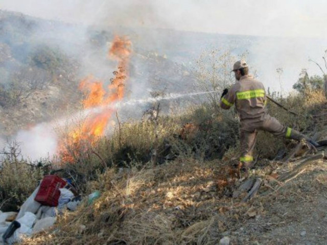 Άγρια μάχη με τη φωτιά δίνουν οι πυροσβέστες στην Κρήτη