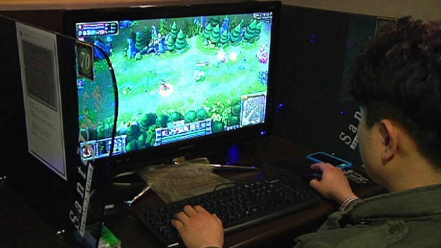 Δεν βγαίνει από το σπίτι εδώ και 6 χρόνια γιατί είναι εθισμένος στα...