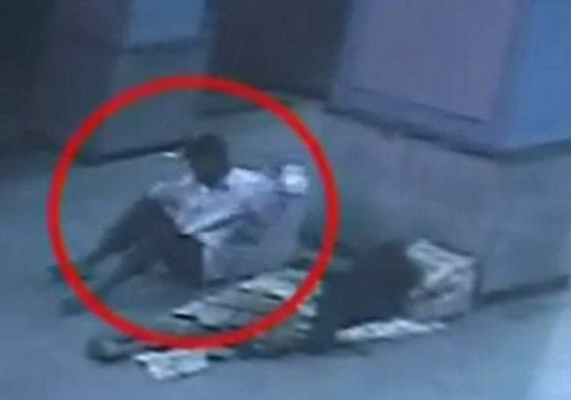 Bίντεο: Άρπαξε το μωρό ζητιάνας ενώ εκείνη κοιμόταν!